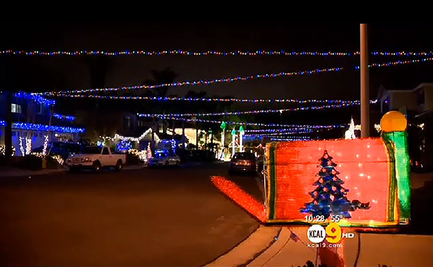 LA-Christmas-Lights-Across-Street